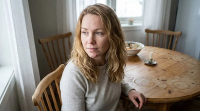Hormonell akne hos voksne: Hvorfor den kommer langs kjeven og halsen – og hva som faktisk virker