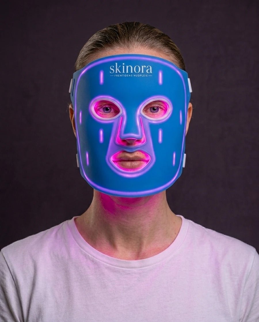Kvinne bruker Skinora Clear mot acne og urneheter LED light therapy device