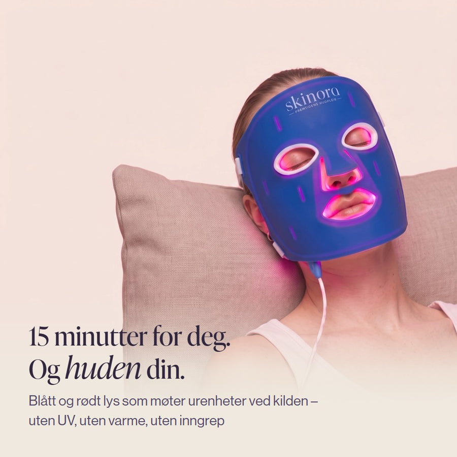 Kvinne bruker Skinora® Clear LED-maske med blått og rødt lys i 15 minutter mot urenheter i huden LED light therapy device
