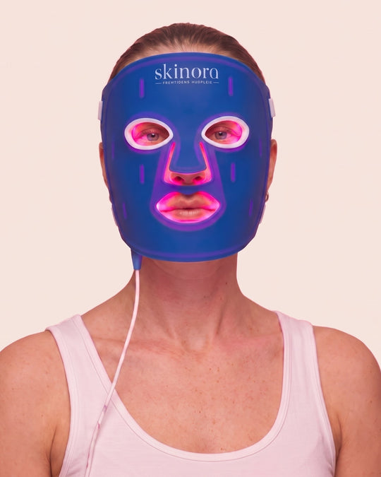 Skinora Clear LED-ansiktsmaske med blatt, rodt og naer-infrarodt lys - kvinne bruker masken