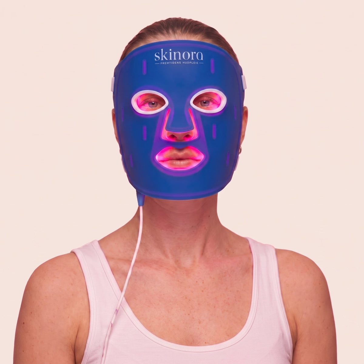 Skinora Clear LED-ansiktsmaske med blatt, rodt og naer-infrarodt lys - kvinne bruker masken