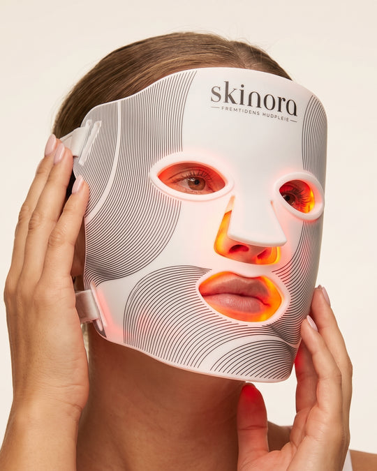 Skinora Radiance Face nært bilde av led-maske med rødt lys på