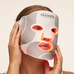 Skinora Radiance Face nært bilde av led-maske med rødt lys på