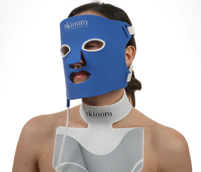 Kvinne bruker Skinora Clear Duo - Skinora Clear og Skinora Radiance Neck